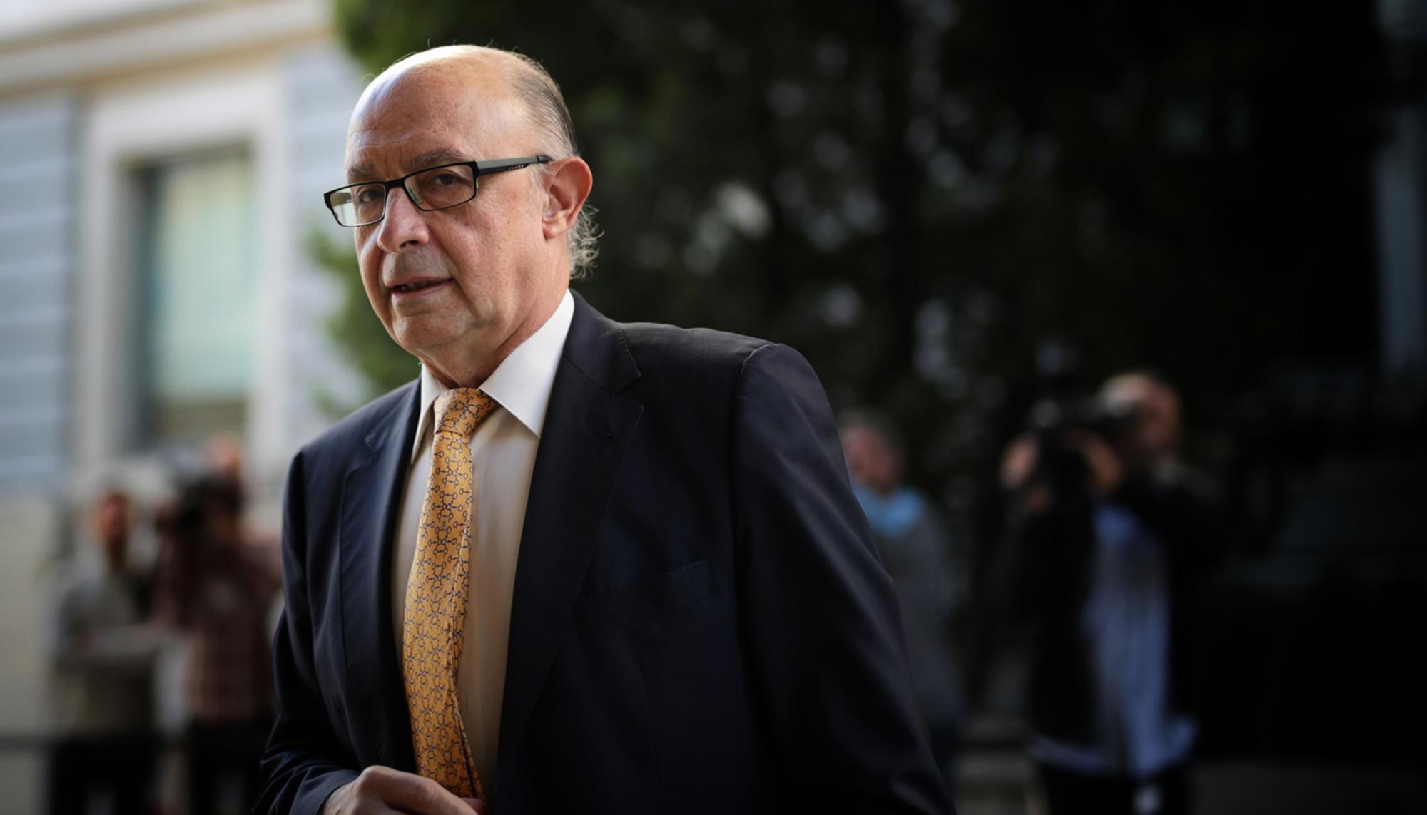 Cristobal Montoro entrando en el Congreso